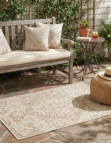 2' x 3' 1 Easy-Clean Traditional Indoor / Outdoor Rug