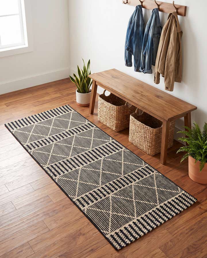 2' 7 x 5' 3 Easy-Clean Lattice Indoor / Outdoor Runner Rug