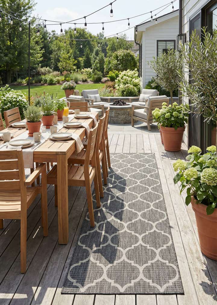 2' 7 x 10' Easy-Clean Trellis Indoor / Outdoor Runner Rug