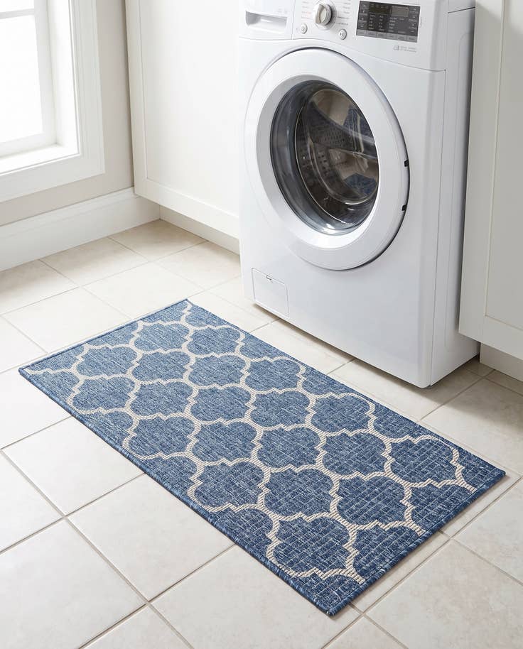 Detail image of 2' x 4' Easy-Clean Trellis Indoor / Outdoor Runner Rug