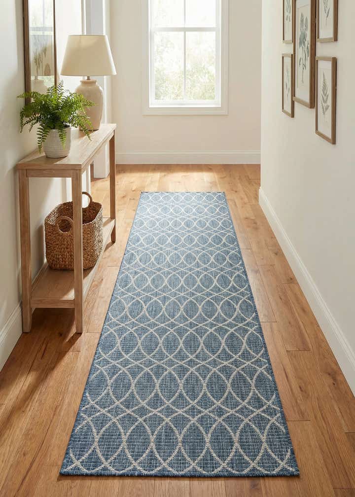 2' 7 x 10' Easy-Clean Trellis Indoor / Outdoor Runner Rug