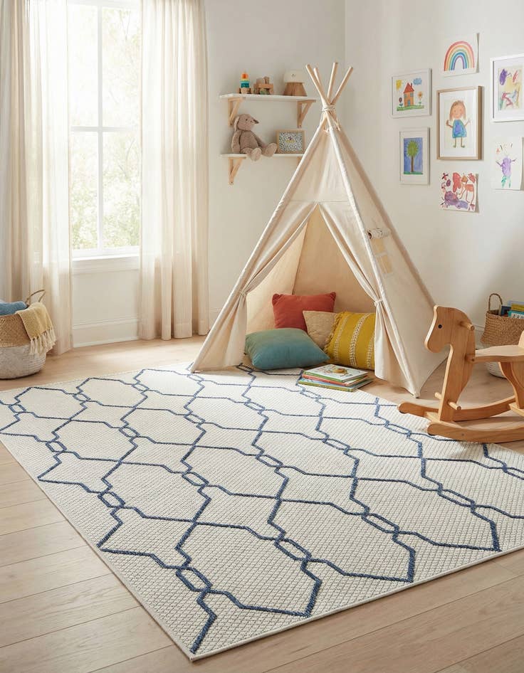 Detail image of 4' x 6' Easy-Clean Trellis Indoor / Outdoor Rug
