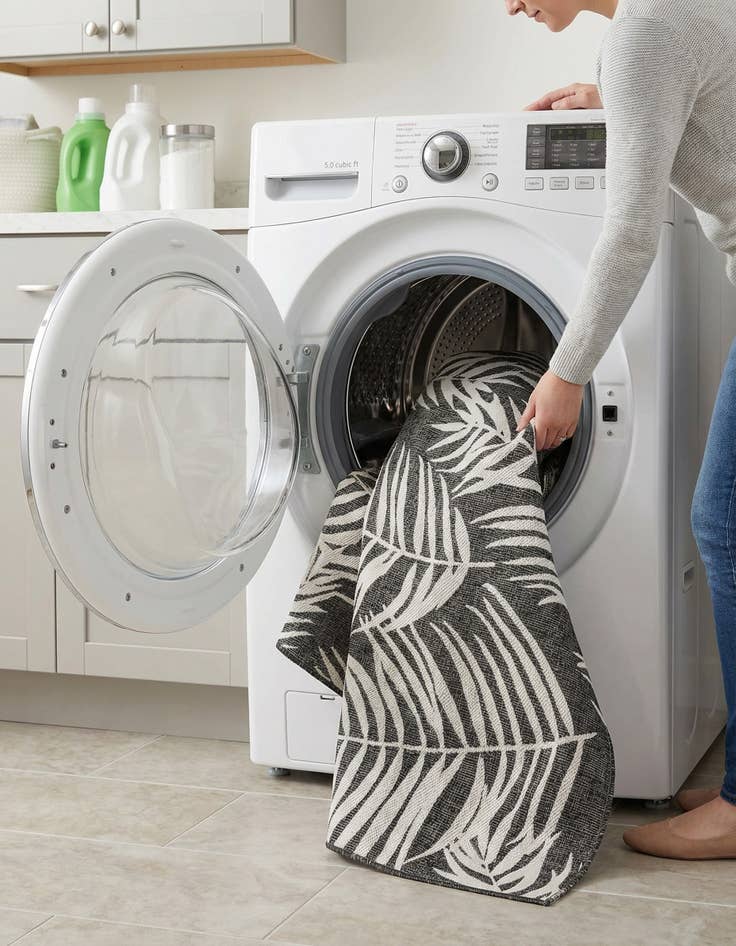 Detail image of 7' x 10'  Washable Botanical Indoor / Outdoor Rug