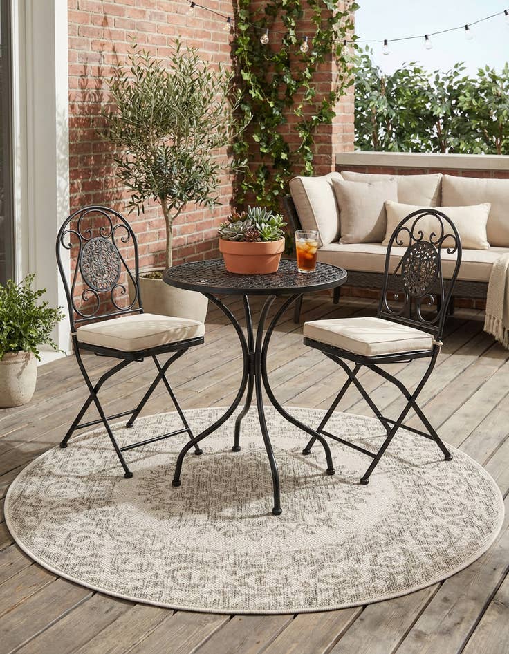 Detail image of 3' x 3'  Washable Traditional Indoor / Outdoor Round Rug