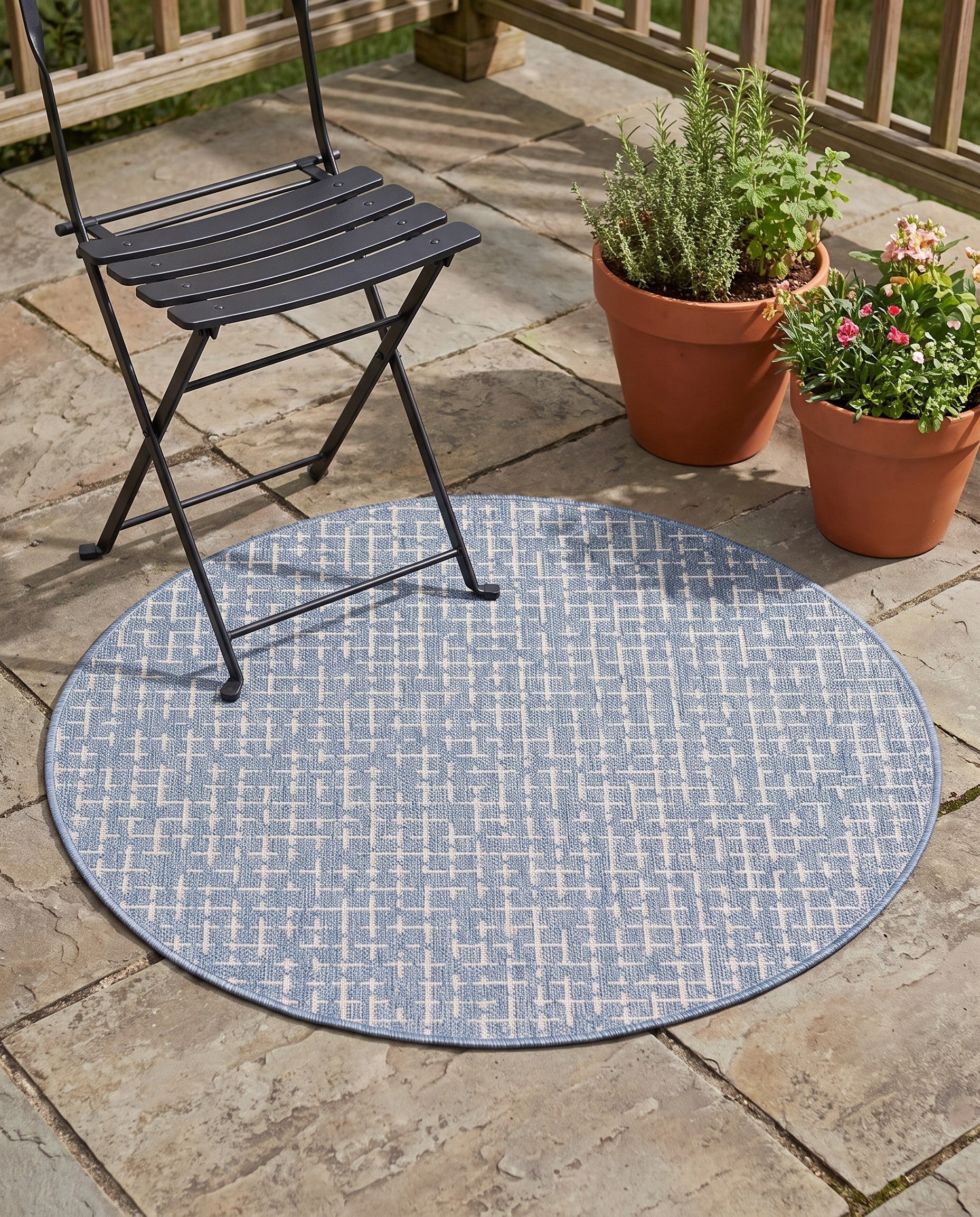 Navy Blue Easy-Clean Checkered Indoor / Outdoor Round Rug