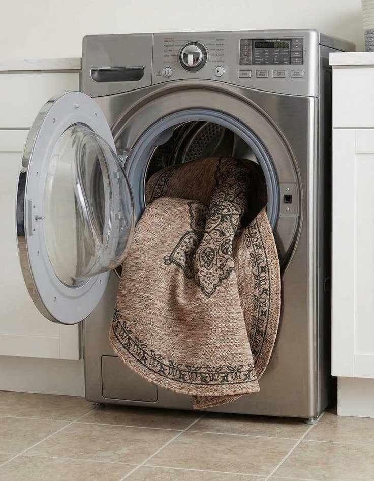 Detail image of  7' 10 x 7' 10  Washable Traditional Indoor / Outdoor Round Rug