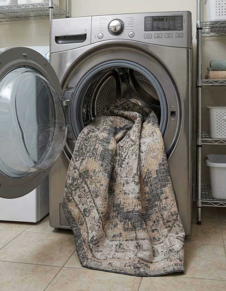 Detail image of 7' 10 x 7' 10  Washable Traditional Indoor / Outdoor Octagon Rug