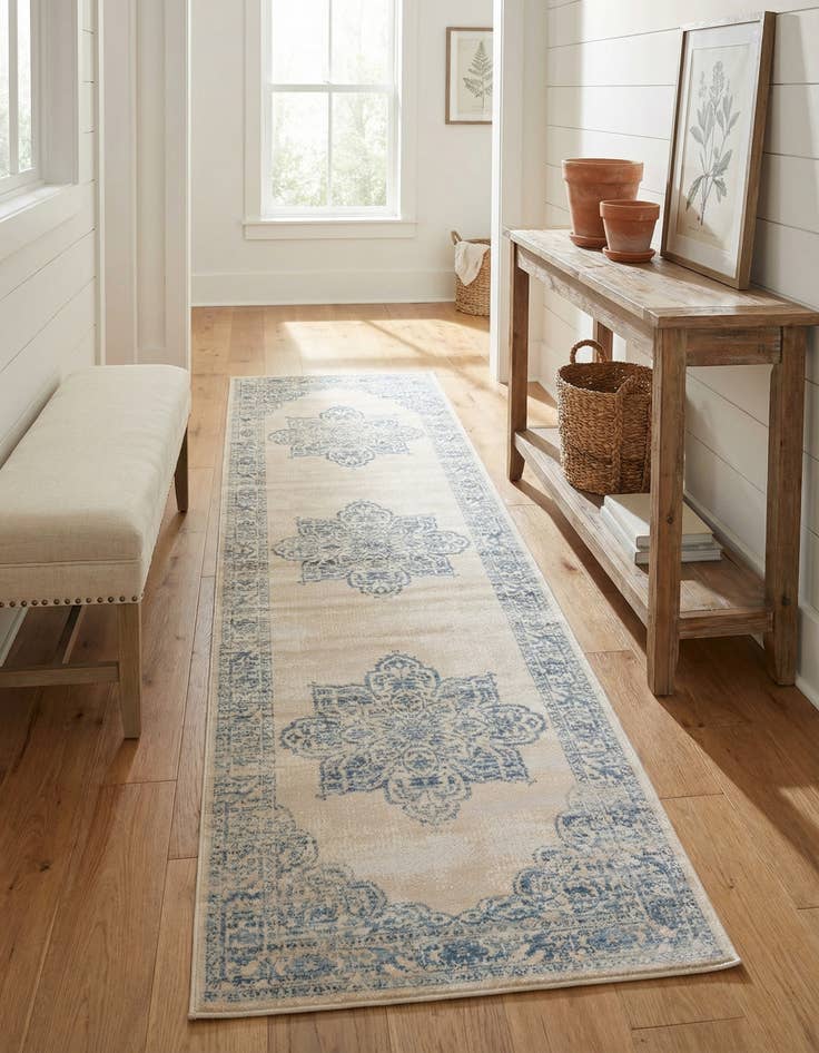 Detail image of  2' 7 x 10' Victoria Runner Rug