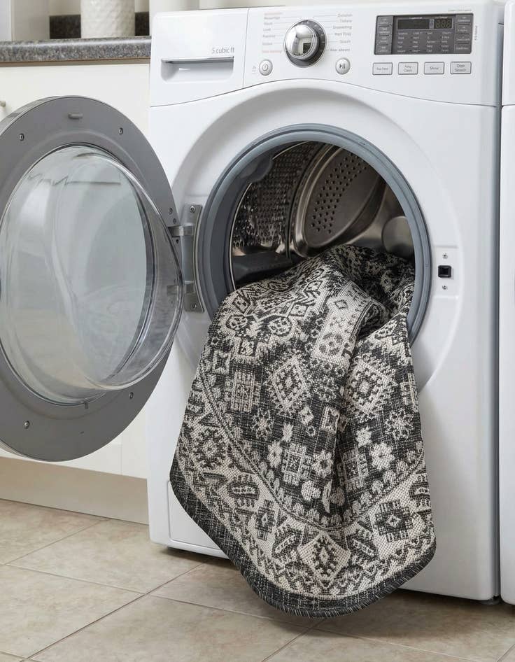 Detail image of 4' x 4'  Washable Aztec Indoor / Outdoor Round Rug