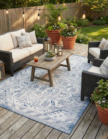 7' x 10' Easy-Clean Aztec Indoor / Outdoor Rug