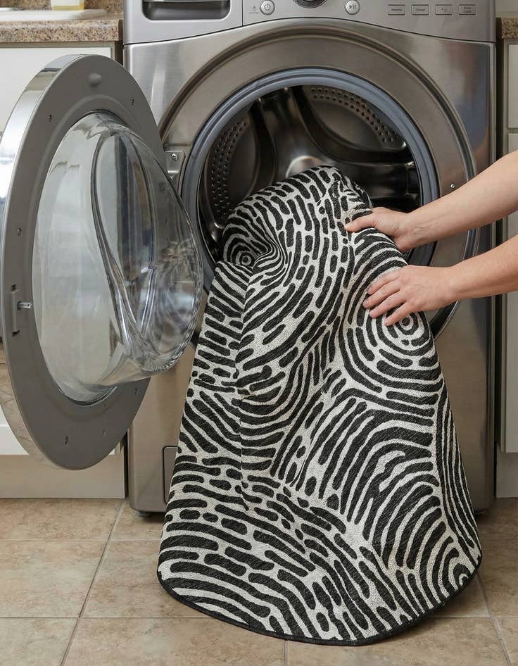 Detail image of  7' 10 x 7' 10  Washable Modern Indoor / Outdoor Round Rug