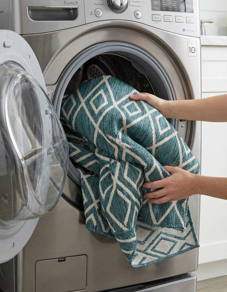 Detail image of 6' 7 x 6' 7  Washable Jill Zarin Turks and Caicos Indoor / Outdoor Round Rug