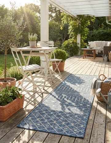 2' x 8' Easy-Clean Lattice Indoor / Outdoor Runner Rug