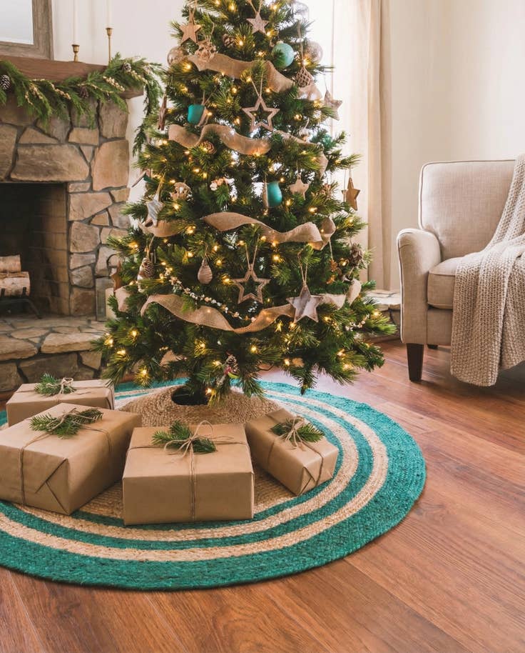 Detail image of 3' 1 x 3' 1 Hand Braided Christmas Tree Skirt