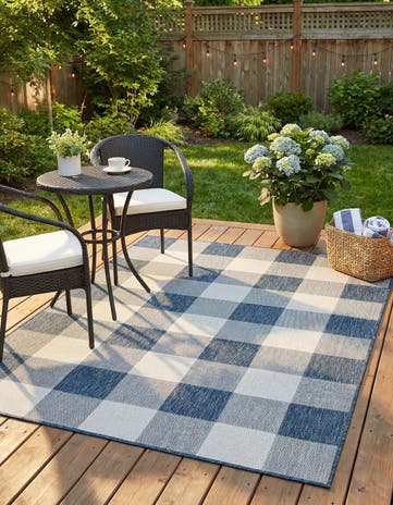 5' 3 x 7' Easy-Clean Checkered Indoor / Outdoor Rug