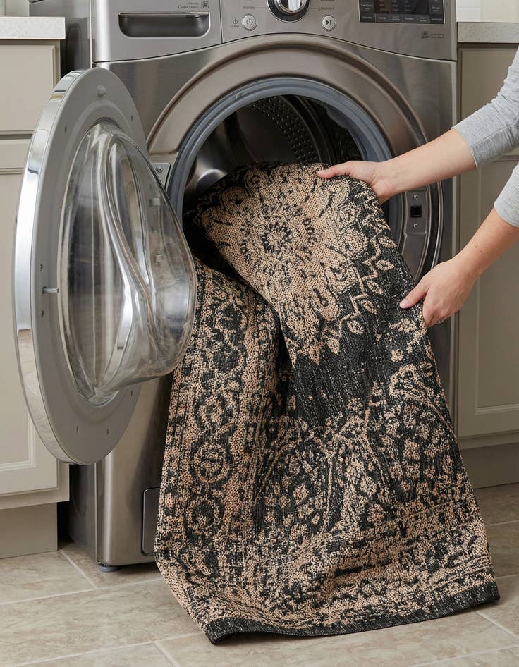 Detail image of  4' x 6'  Washable Traditional Indoor / Outdoor Rug