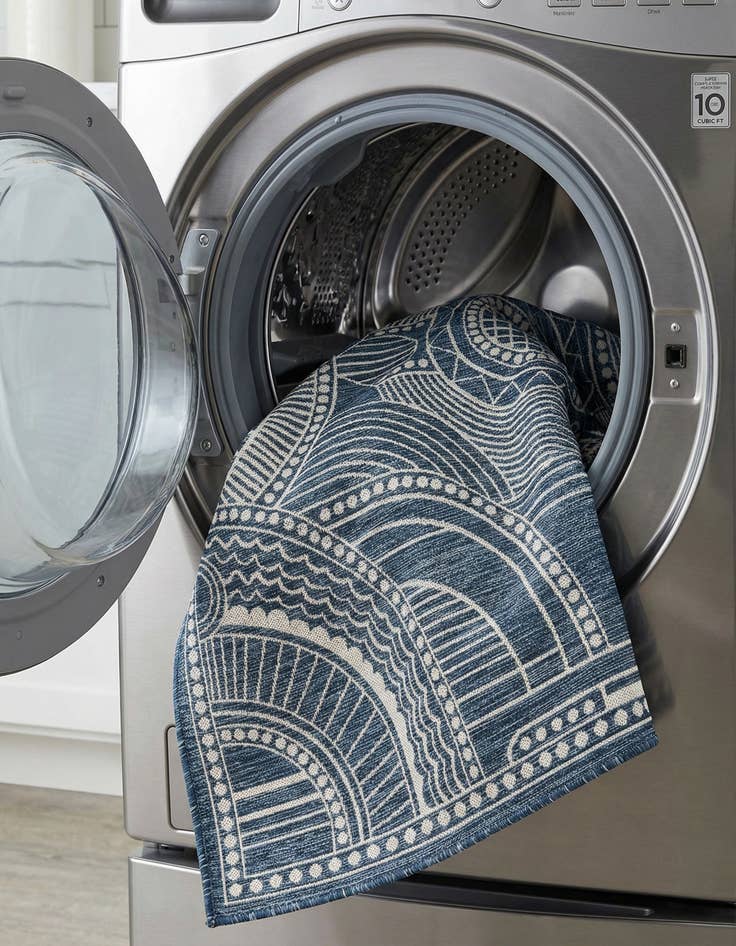 Detail image of  7' 10 x 7' 10  Washable Traditional Indoor / Outdoor Square Rug