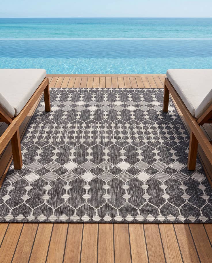 Detail image of 5' 3 x 8' Easy-Clean Trellis Indoor / Outdoor Rug