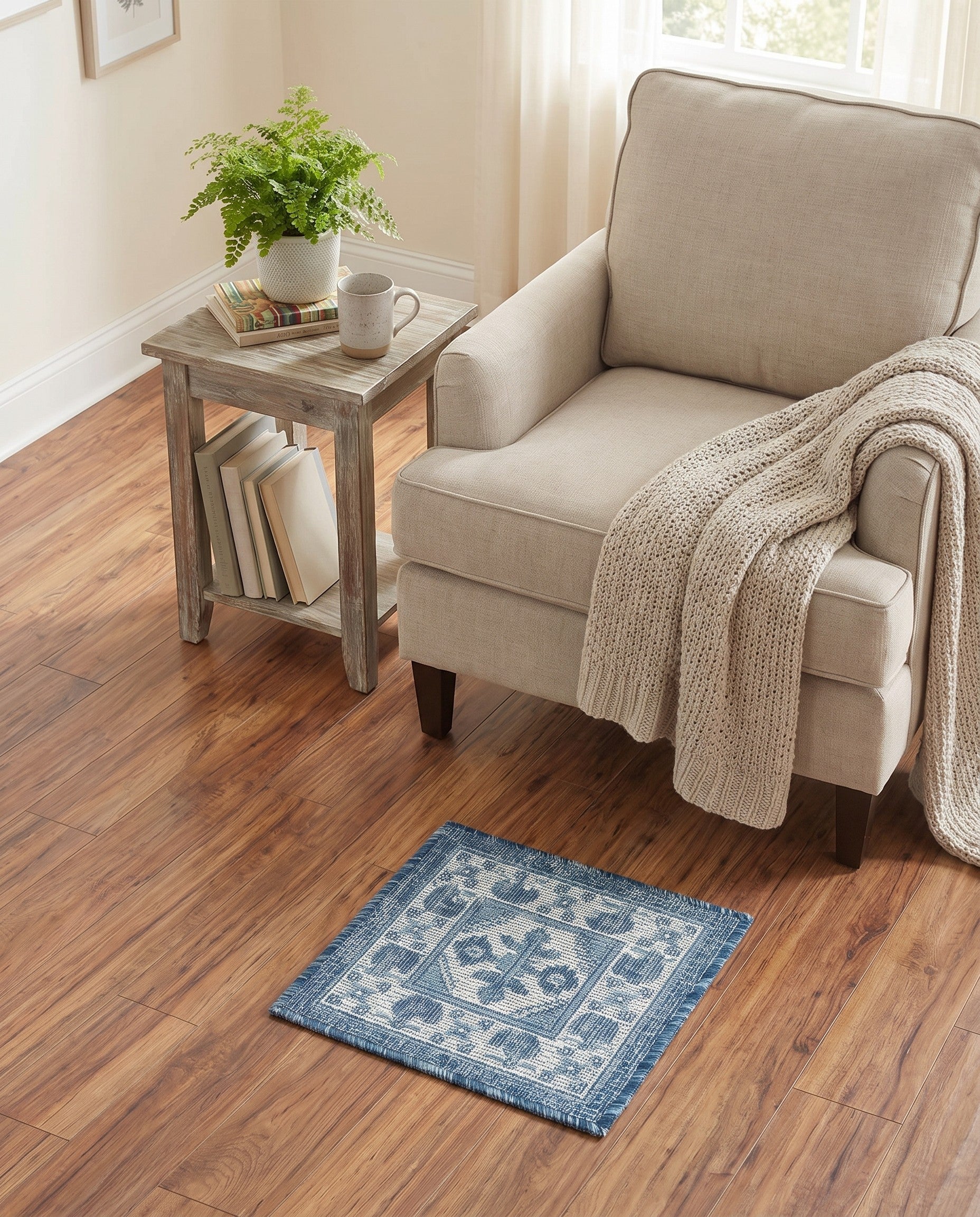 1' 4 x 1' 4 Easy-Clean Traditional Indoor / Outdoor Sample Rug