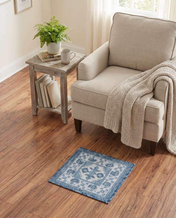 1' 4 x 1' 4 Easy-Clean Traditional Indoor / Outdoor Sample Rug