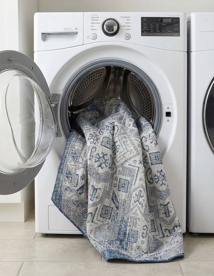 Detail image of 7' 10 x 7' 10  Washable Aztec Indoor / Outdoor Octagon Rug