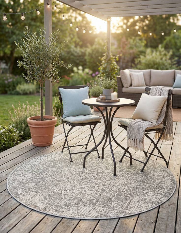 Detail image of 5' 3 x 5' 3  Washable Traditional Indoor / Outdoor Round Rug