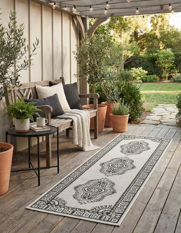 White and Black Easy-Clean Traditional Indoor / Outdoor Runner Rug
