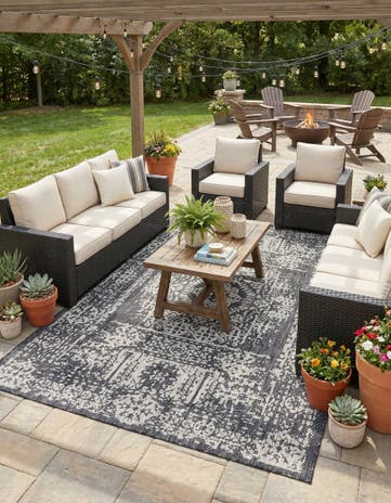 7' 10 x 11' Easy-Clean Traditional Indoor / Outdoor Rug