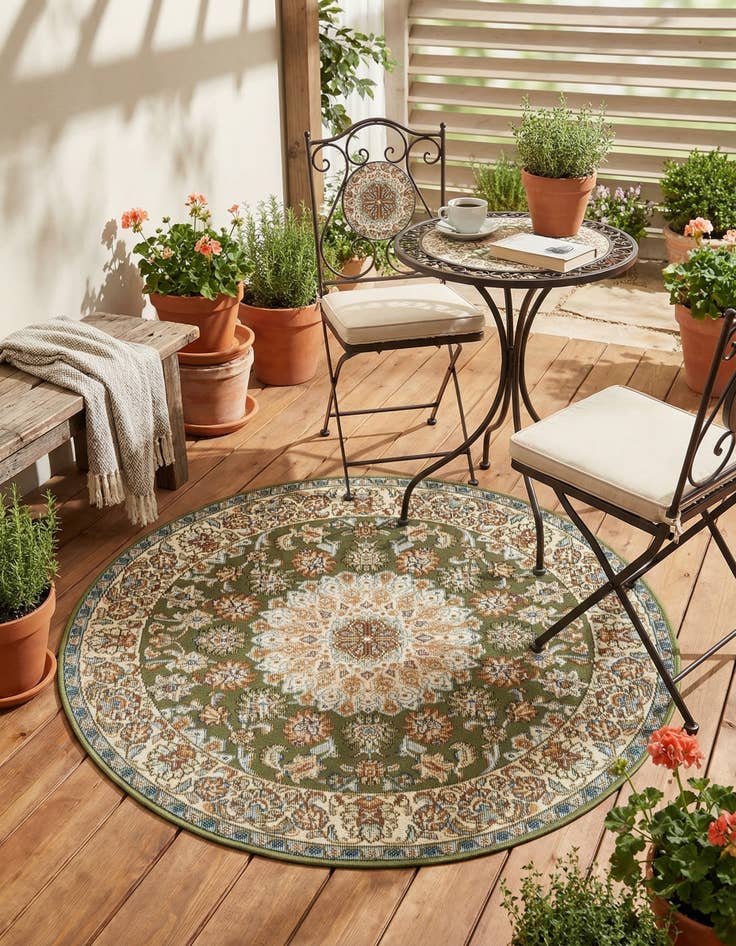 Detail image of 3' 3 x 3' 3  Washable Traditional Indoor / Outdoor Round Rug