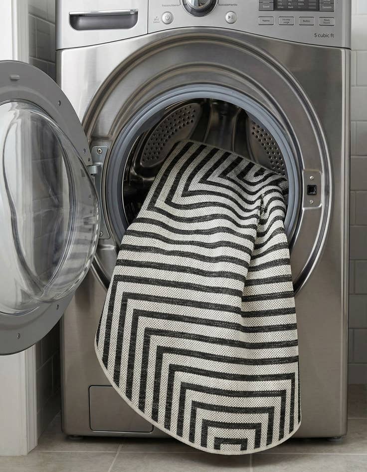 Detail image of 3' x 3'  Washable Modern Indoor / Outdoor Round Rug