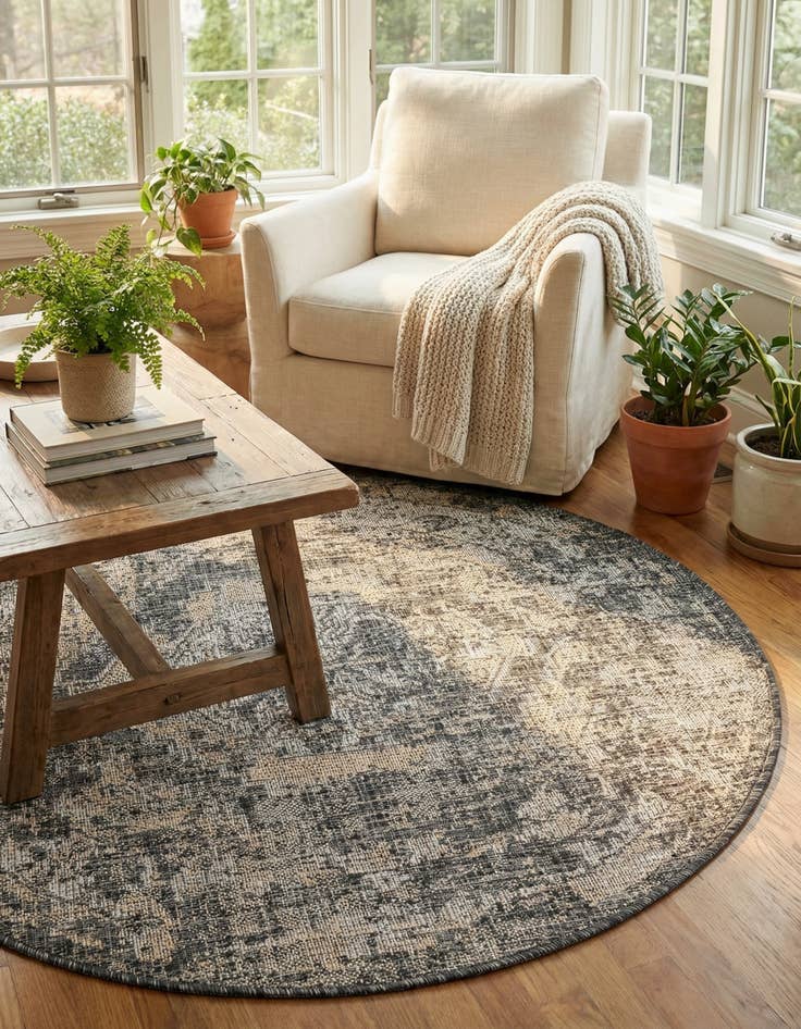 Detail image of 4' x 4'  Washable Traditional Indoor / Outdoor Round Rug