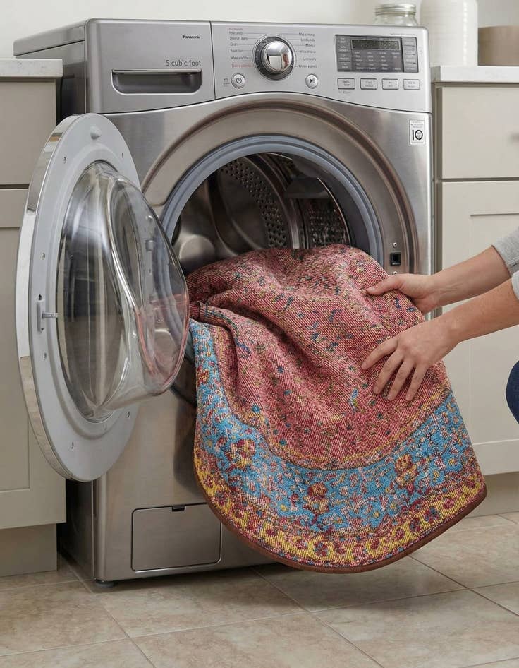 Detail image of  3' 1 x 3' 1  Washable Traditional Indoor / Outdoor Round Rug