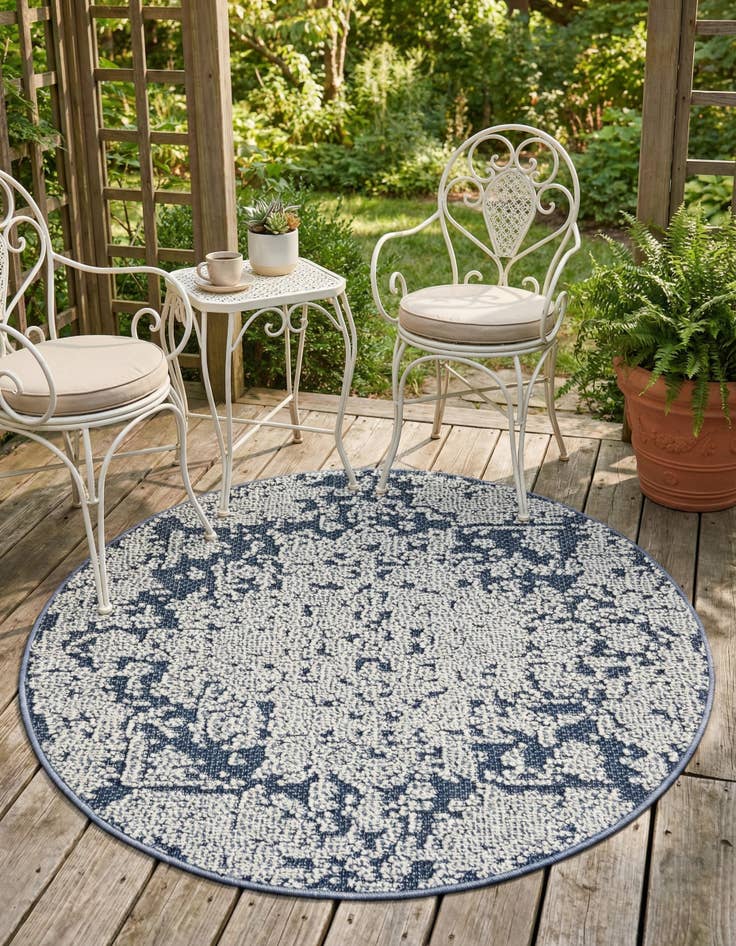 Detail image of 3' 1 x 3' 1  Washable Traditional Indoor / Outdoor Round Rug