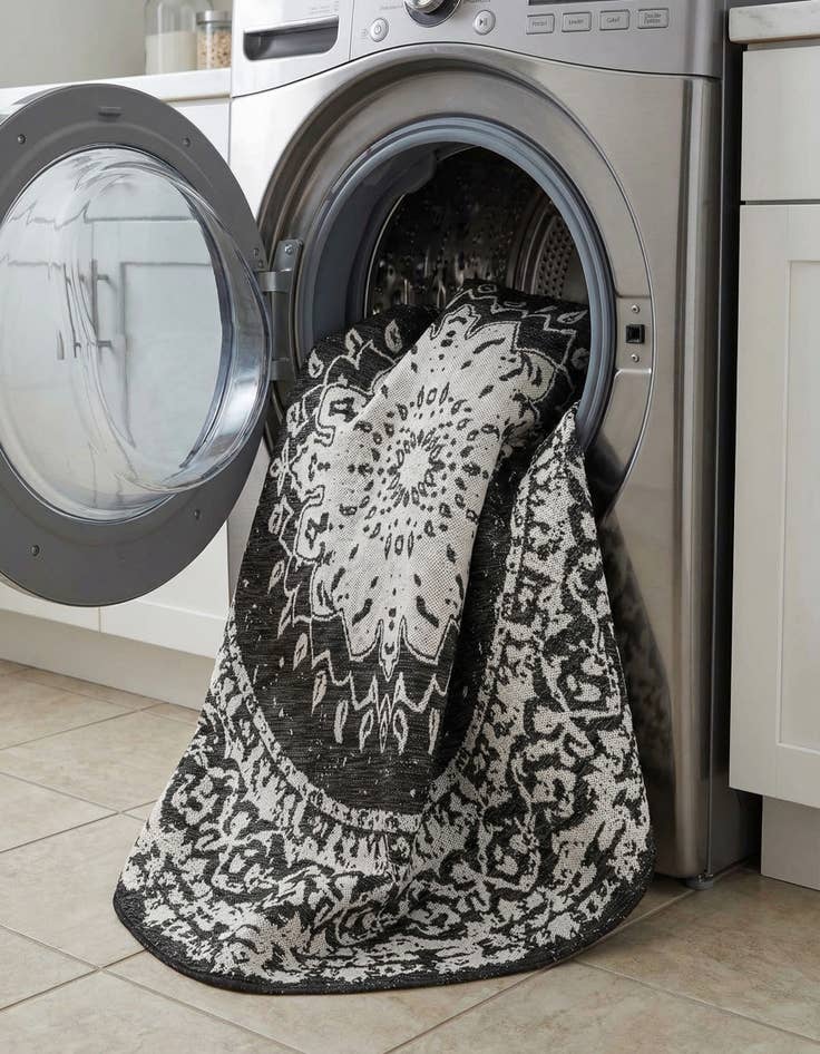 Detail image of 7' 10 x 7' 10  Washable Traditional Indoor / Outdoor Round Rug