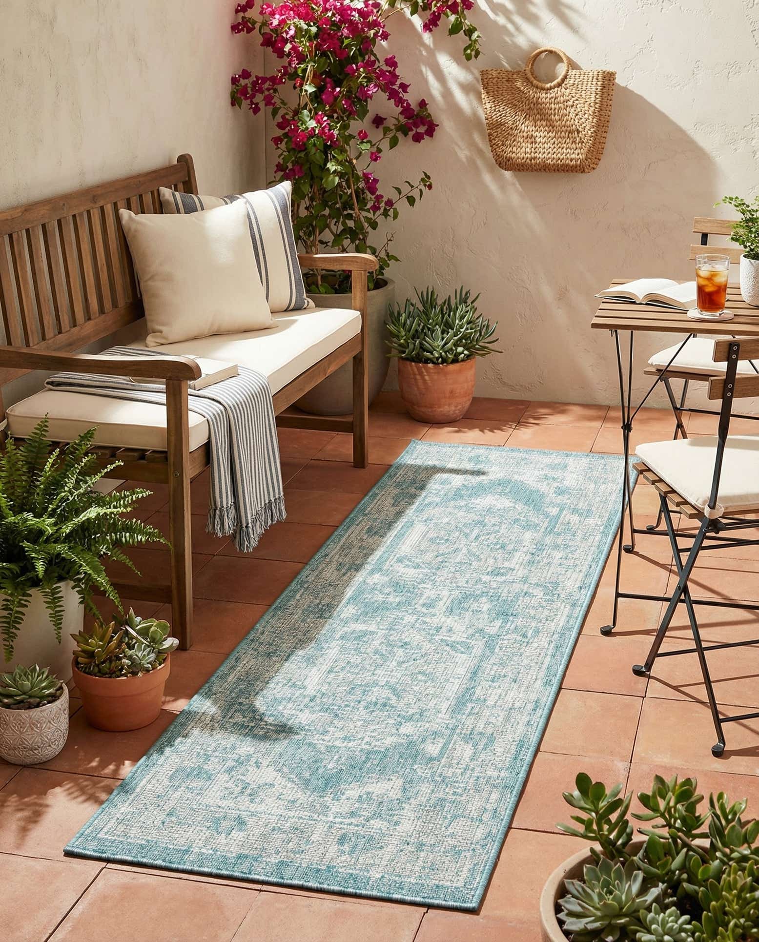 2' x 6' Easy-Clean Traditional Indoor / Outdoor Runner Rug