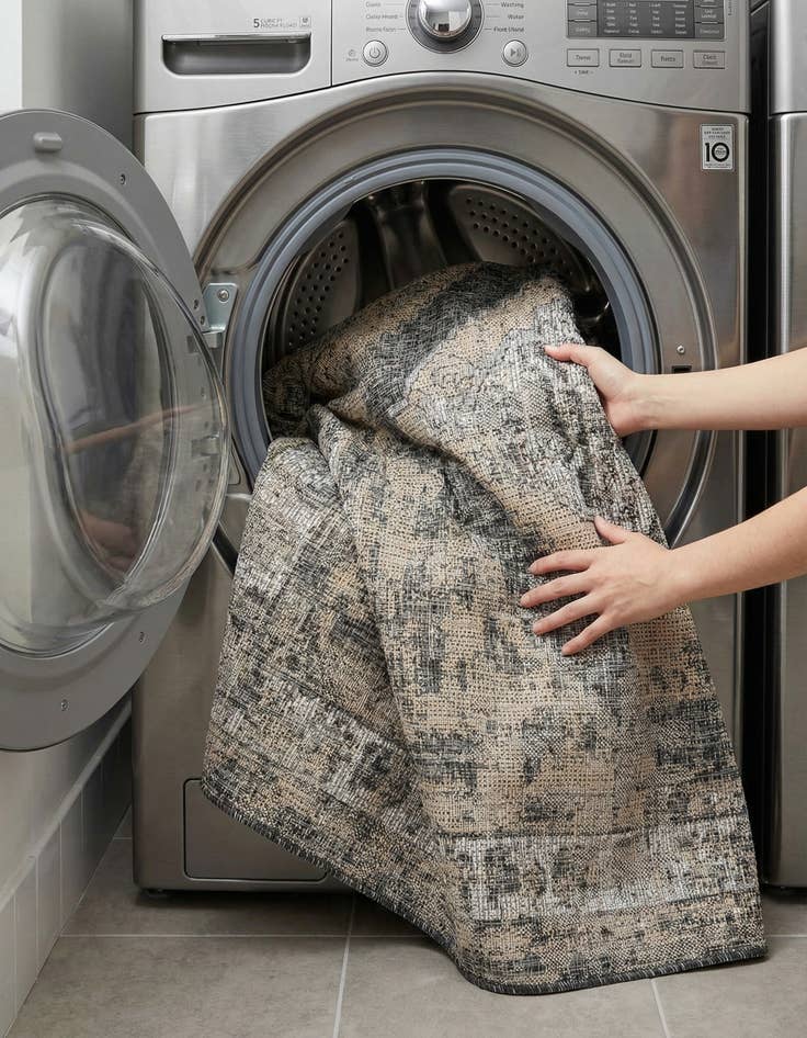 Detail image of 5' 3 x 5' 3  Washable Traditional Indoor / Outdoor Square Rug