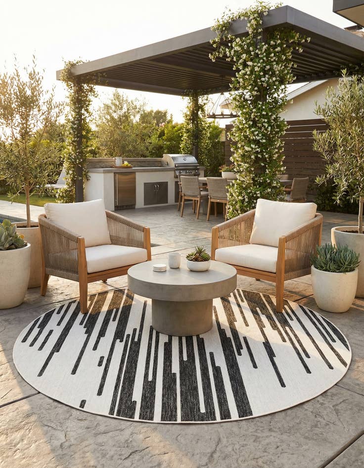Detail image of 7' 10 x 7' 10 Easy-Clean Modern Indoor / Outdoor Round Rug