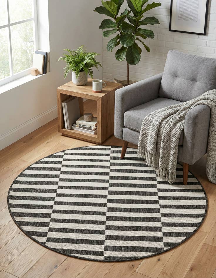 Detail image of 4' x 4'  Washable Striped Indoor / Outdoor Round Rug