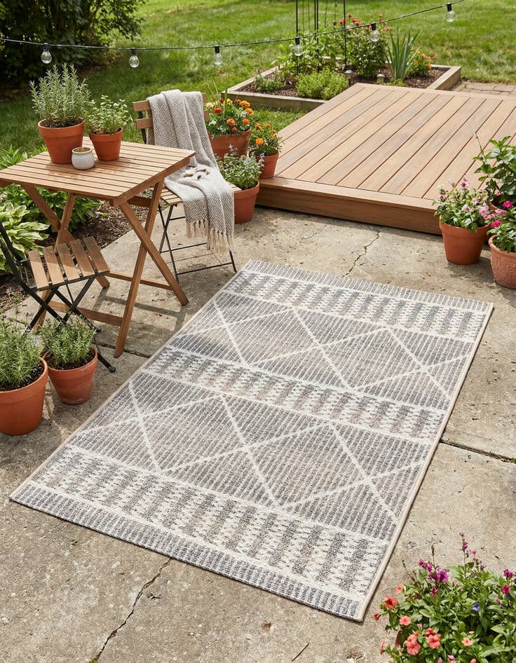 Detail image of 2' x 3'  Washable Trellis Indoor / Outdoor Rug