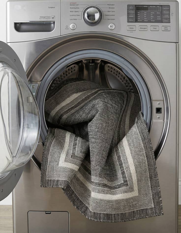 Detail image of 6' x 9'  Washable Border Indoor / Outdoor Rug