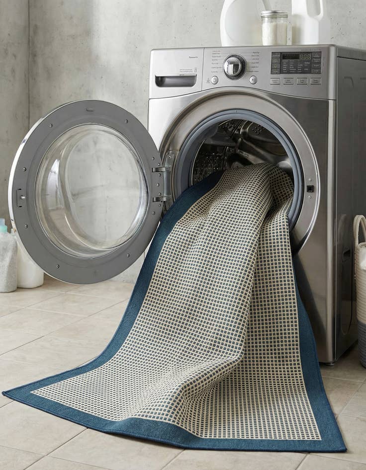 Detail image of 6' x 9'  Washable Border Indoor / Outdoor Rug