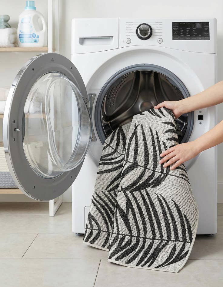 Detail image of 4' x 6'  Washable Botanical Indoor / Outdoor Rug