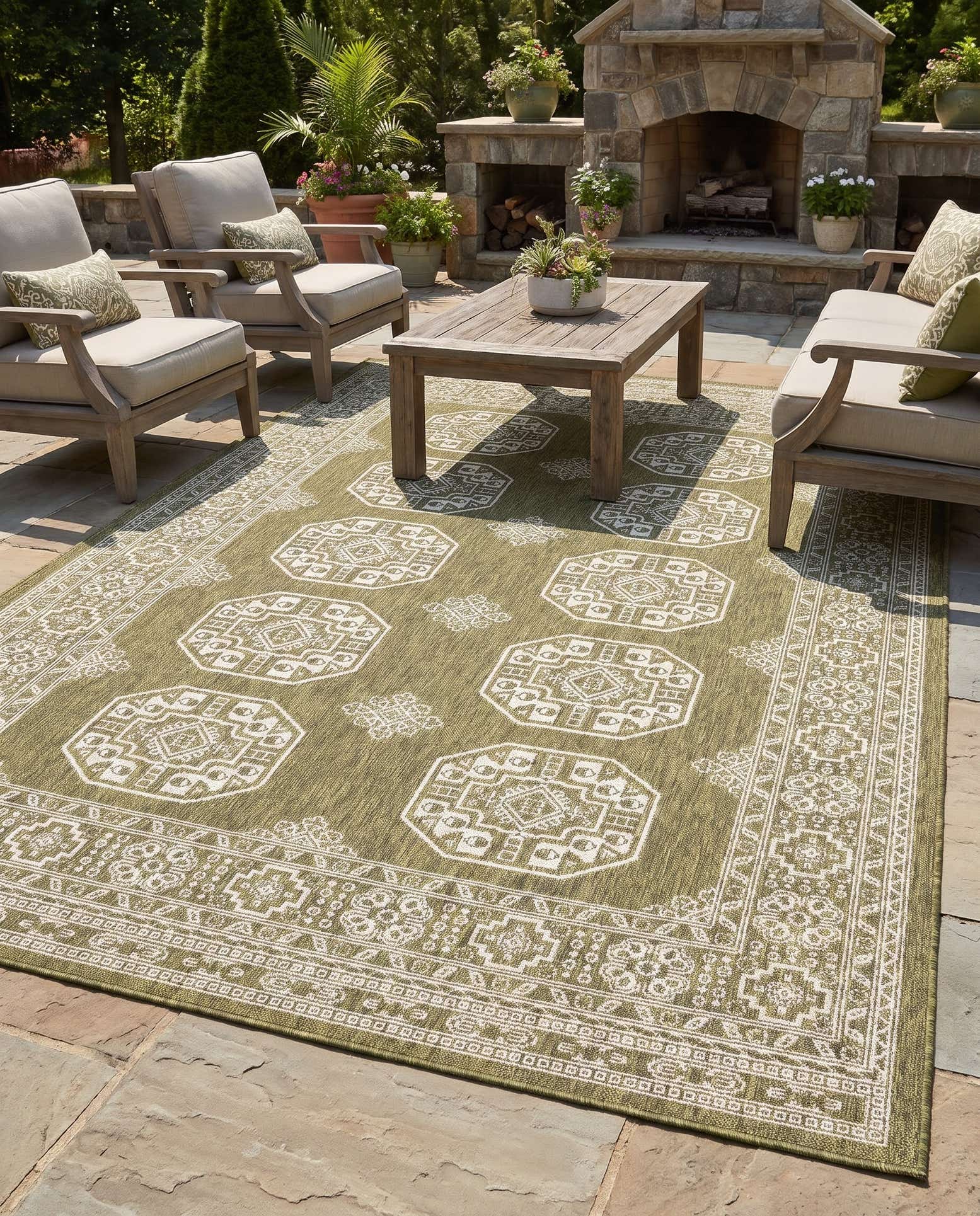 160cm x 245cm Easy-Clean Traditional Indoor / Outdoor Rug