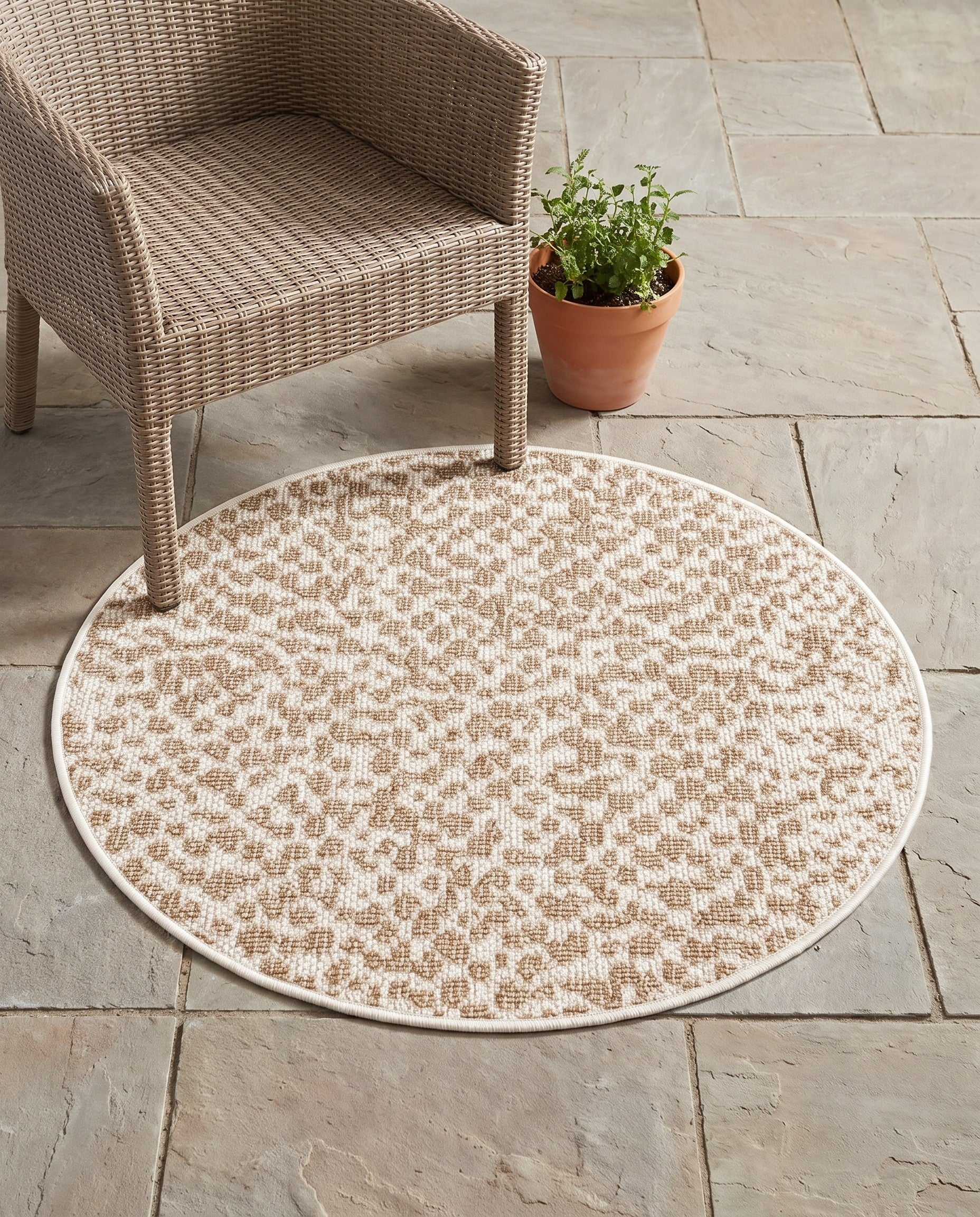 3' 1 x 3' 1 Easy-Clean Safari Indoor / Outdoor Round Rug