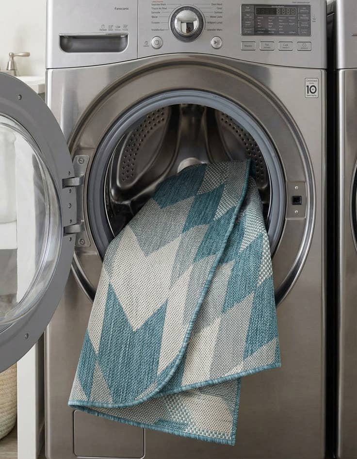 Detail image of 3' x 3'  Washable Modern Indoor / Outdoor Round Rug