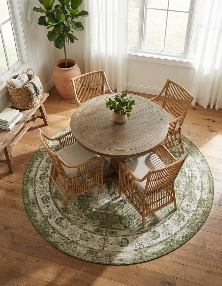 Detail image of 7' 10 x 7' 10  Washable Traditional Indoor / Outdoor Round Rug