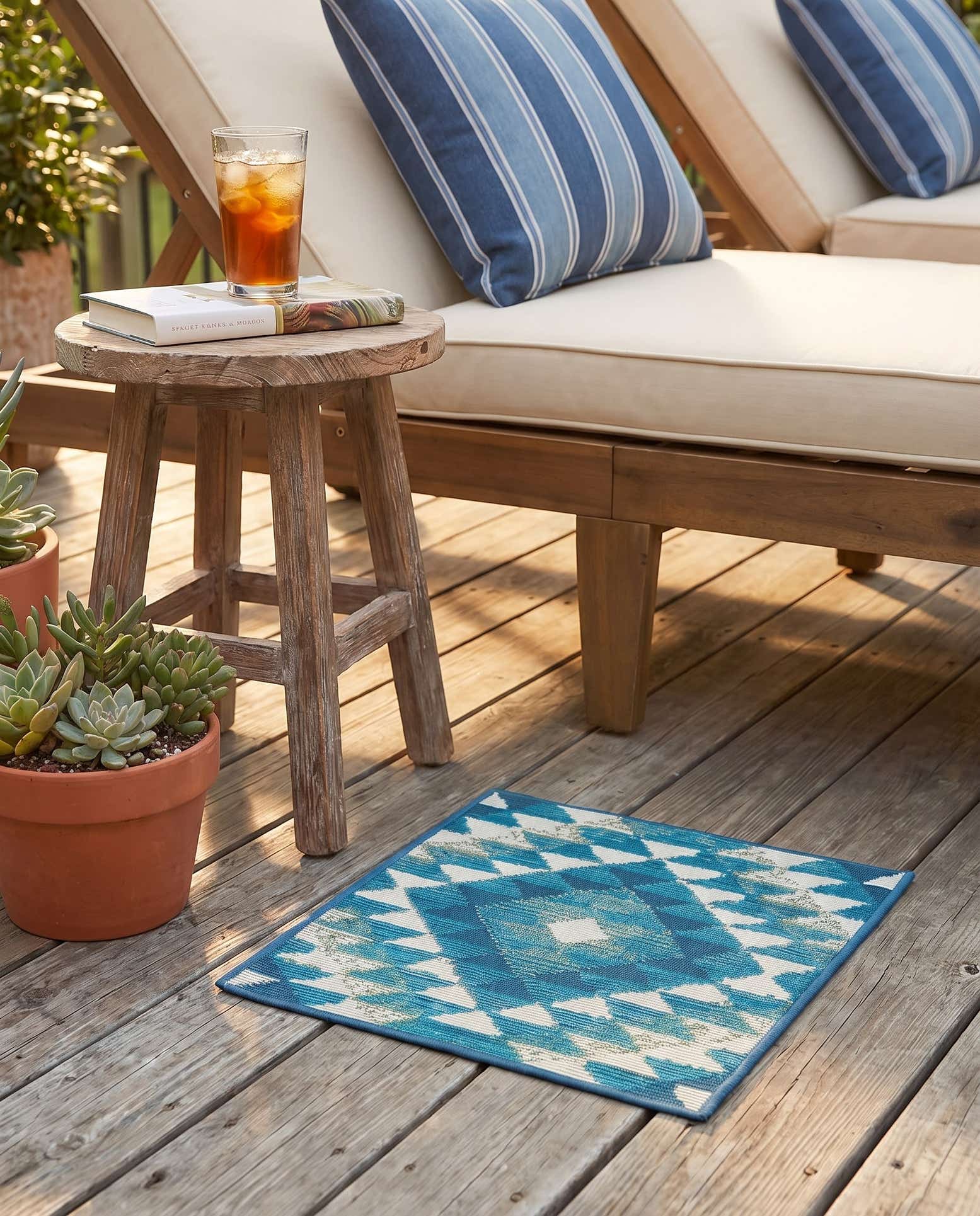 1' 4 x 1' 4 Easy-Clean Southwestern Indoor / Outdoor Sample Rug