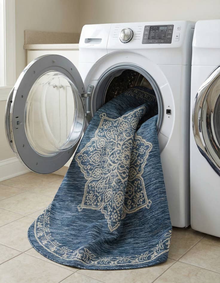 Detail image of 5' 3 x 5' 3  Washable Traditional Indoor / Outdoor Round Rug