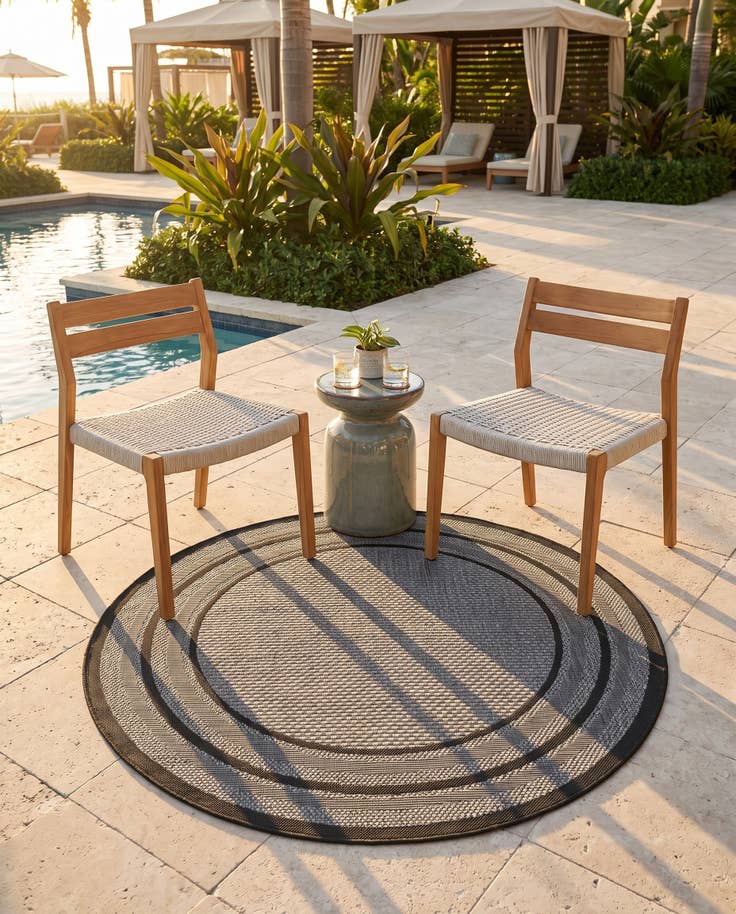 Detail image of 5' 3 x 5' 3 Easy-Clean Border Indoor / Outdoor Round Rug