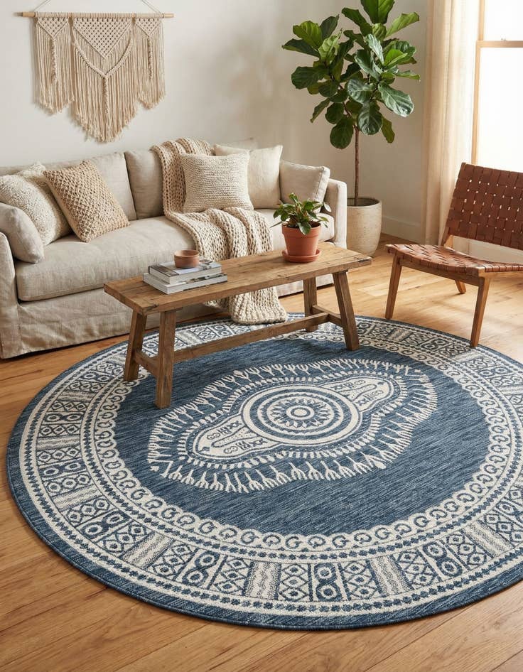 Detail image of 7' 10 x 7' 10  Washable Traditional Indoor / Outdoor Round Rug